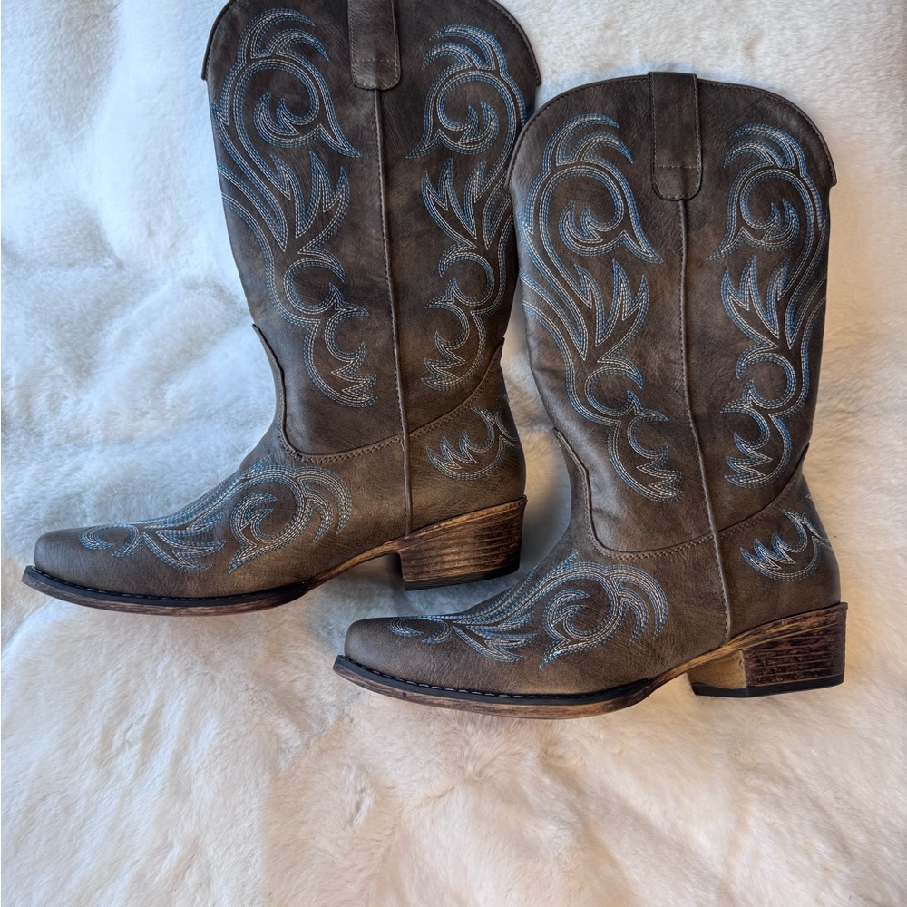 Roper Women’s Brown Western Cowboy Boots with Blue Embroidery Detail  Size 10 - Picture 2 of 5